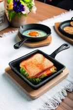 TOGNANA - CAST IRON SQUARE PAN 14 CM WITH WOOD BASE - Image 2